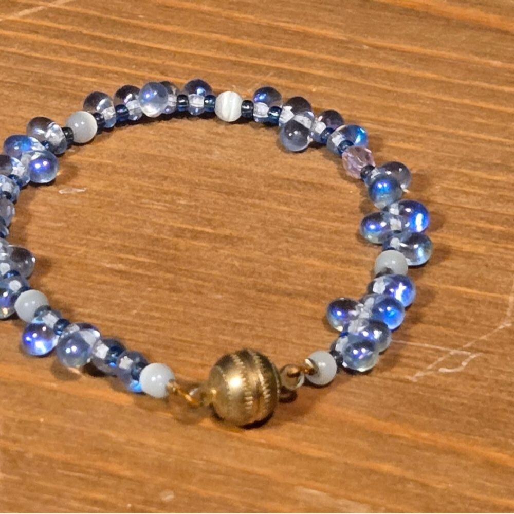 Blue & White Glass Bead Bracelet Magnetic Gold Clasp